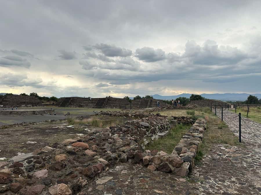 Teotihuacan VIP: Tour of the pyramids and Basilica of Guadalupe, tourist areas - Lunch and the crafts-and-tasting rhythm at Teotihuacan
