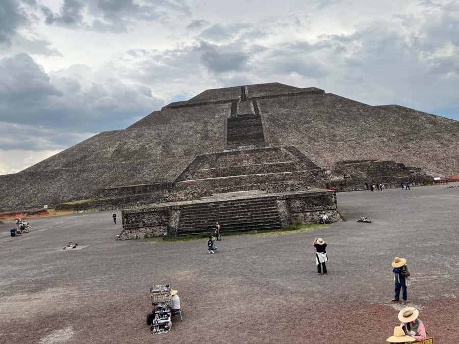 Teotihuacan VIP: Tour of the pyramids and Basilica of Guadalupe, tourist areas - The Basilica of Guadalupe: where the day turns from sites to meaning