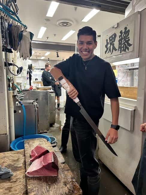 Tokyo Toyosu Tuna Auction + Breakfast (Sushi Dai or Bentomi) - How the auction works: what to notice (and why hand signals matter)