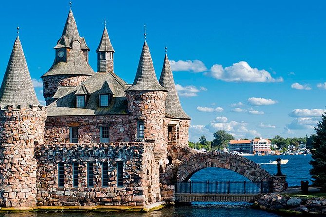 Toronto, Niagara Falls & Thousand Islands VIP 2–Day Trip - Toronto Morning: CN Tower Up High, Aquarium After Lunch (But Not Included)