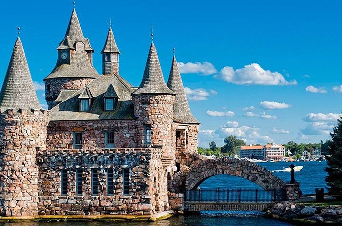 Toronto, Niagara Falls & Thousand Islands VIP 2–Day Trip - Guide Quality and Language: The Difference Between Reading Signs and Hearing Stories