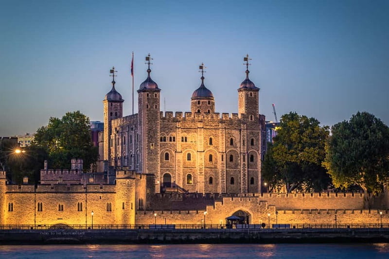 Tower of London After Hours with Beefeater & Keys Ceremony - Practical comfort tips for walking the Tower after dark