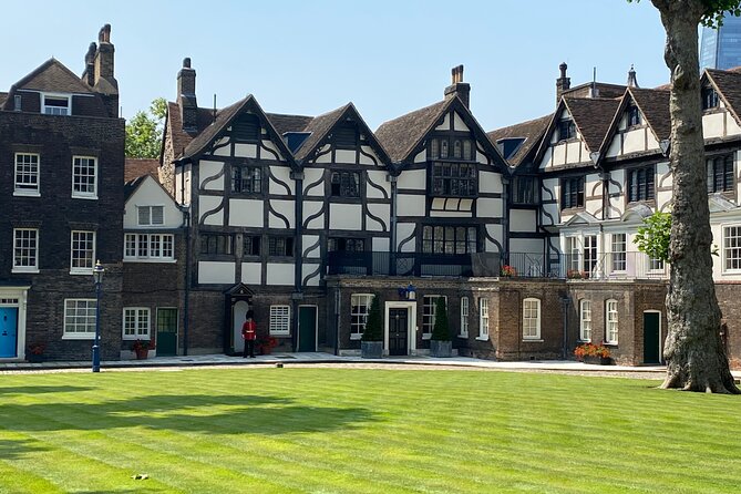 Tower of London & Westminster Abbey VIP Tour with expert guide - Thames River boat ride: a short 30 minutes that changes your whole day