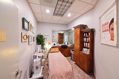 VIP 90-Minute Reflexology & Hot Stone Massage Combo - The 90-minute session: reflexology on your feet plus hot-stone body work