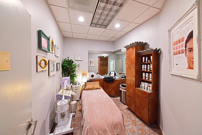 VIP 90-Minute Reflexology & Hot Stone Massage Combo - The 90-minute session: reflexology on your feet plus hot-stone body work