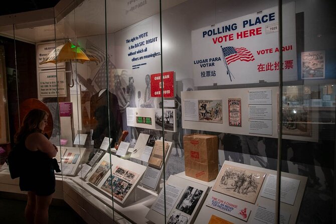 VIP National Archives Skip-The-Line Guided Tour 6 ppl Max - Inside the museum: how the guide changes what you notice