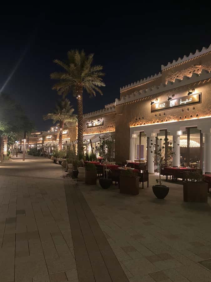 VIP Private Riyadh Experience with Saudi Meal & Pickup - A quick look at modern Riyadh: shopping and dining context