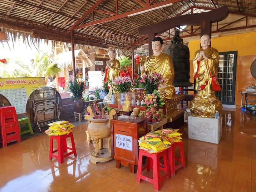 VIP Tour Authentic Mekong Delta & Local pagoda by SpeedBoat - Rowing through narrow canals: where the Mekong gets real