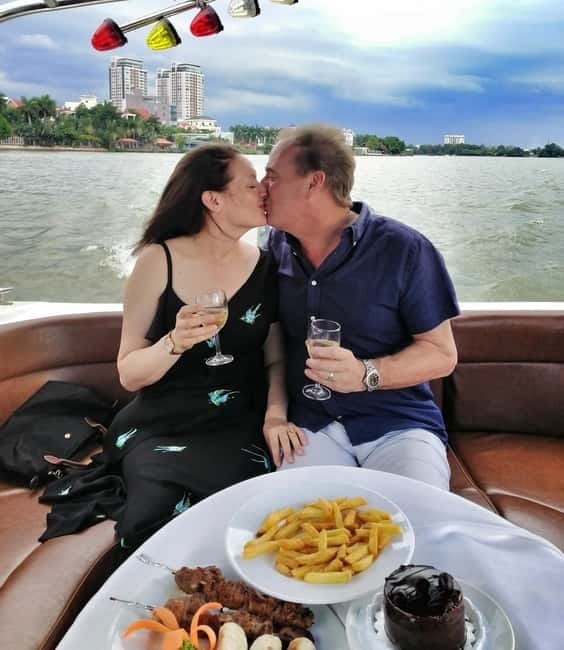 VIP Tour Enjoy Romantic Sunset by Speed Boat Free Cocktail - The 5:00 PM Departure: Bridges, Skyscrapers, and the Quick-Route Feeling