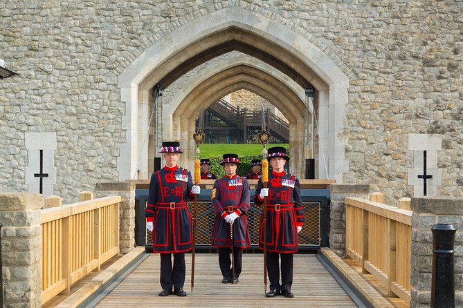 VIP Tower of London and Crown Jewels Tour with Private Beefeater Meet & Greet - Early access at the Tower: how timing really changes the visit