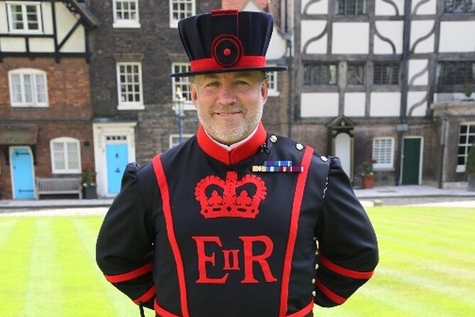 VIP Tower of London and Crown Jewels Tour with Private Beefeater Meet & Greet - Crown Jewels without the crush: making the most of your 30 minutes