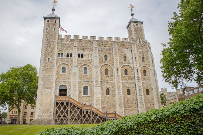 VIP Tower of London and Crown Jewels Tour with Private Beefeater Meet & Greet - Tower of London highlights on foot: White Tower, ravens, battlements, Tower Green