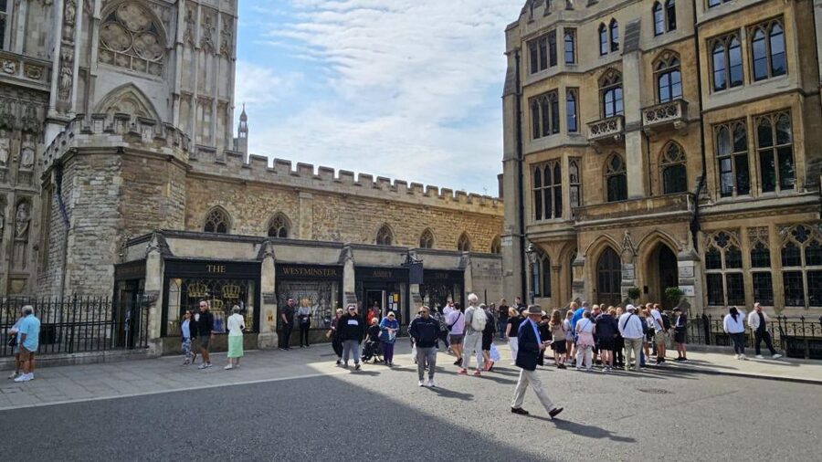 VIP Westminster Abbey & Upper Gallery and Buckingham Palace - What to wear and what to leave at home