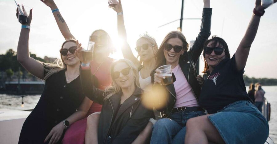 Warsaw: Boat Party with Unlimited Drinks &VIP Club Entrance - Entering the Party Mode on the Vistula