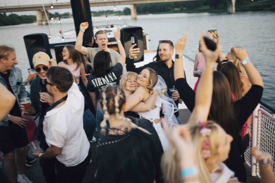 Warsaw: Boat Party with Unlimited Drinks &VIP Club Entrance - FAQ