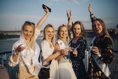 Warsaw: Boat Party with Unlimited Drinks &VIP Club Entrance - Onboard Entertainment: DJ, Attractions, and the Photographer