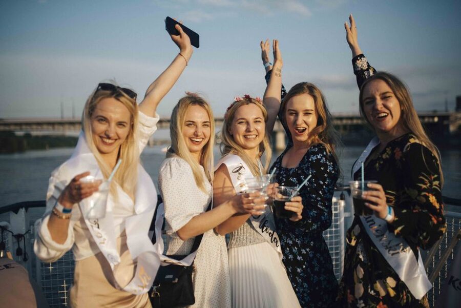 Warsaw: Boat Party with Unlimited Drinks &VIP Club Entrance - Onboard Entertainment: DJ, Attractions, and the Photographer