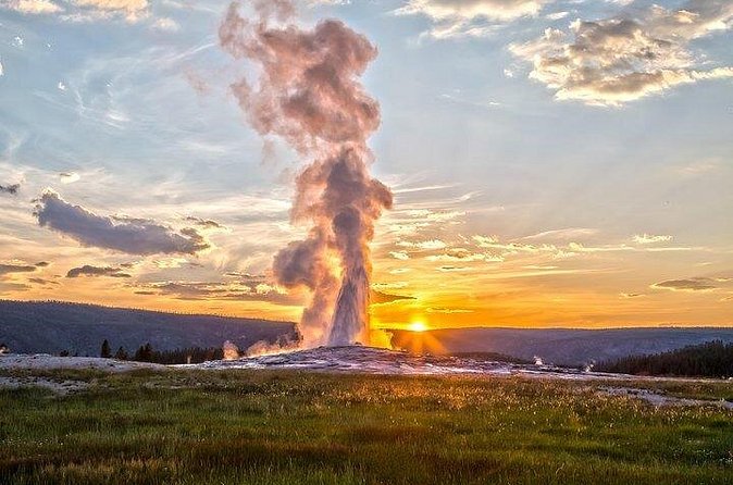 Yellowstone Lower Loop VIP Full-Day Private Tour with Lunch - Mud Volcano Area and the Caldera Story You Can See
