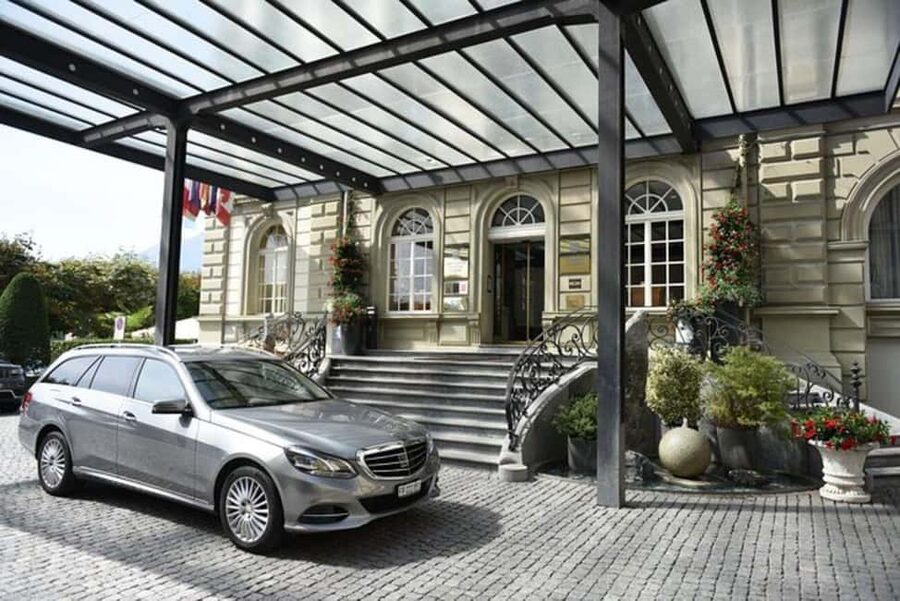 Zurich: 2 Hour VIP City Tour By Private Car - Altstadt Old Town: medieval streets without the guesswork
